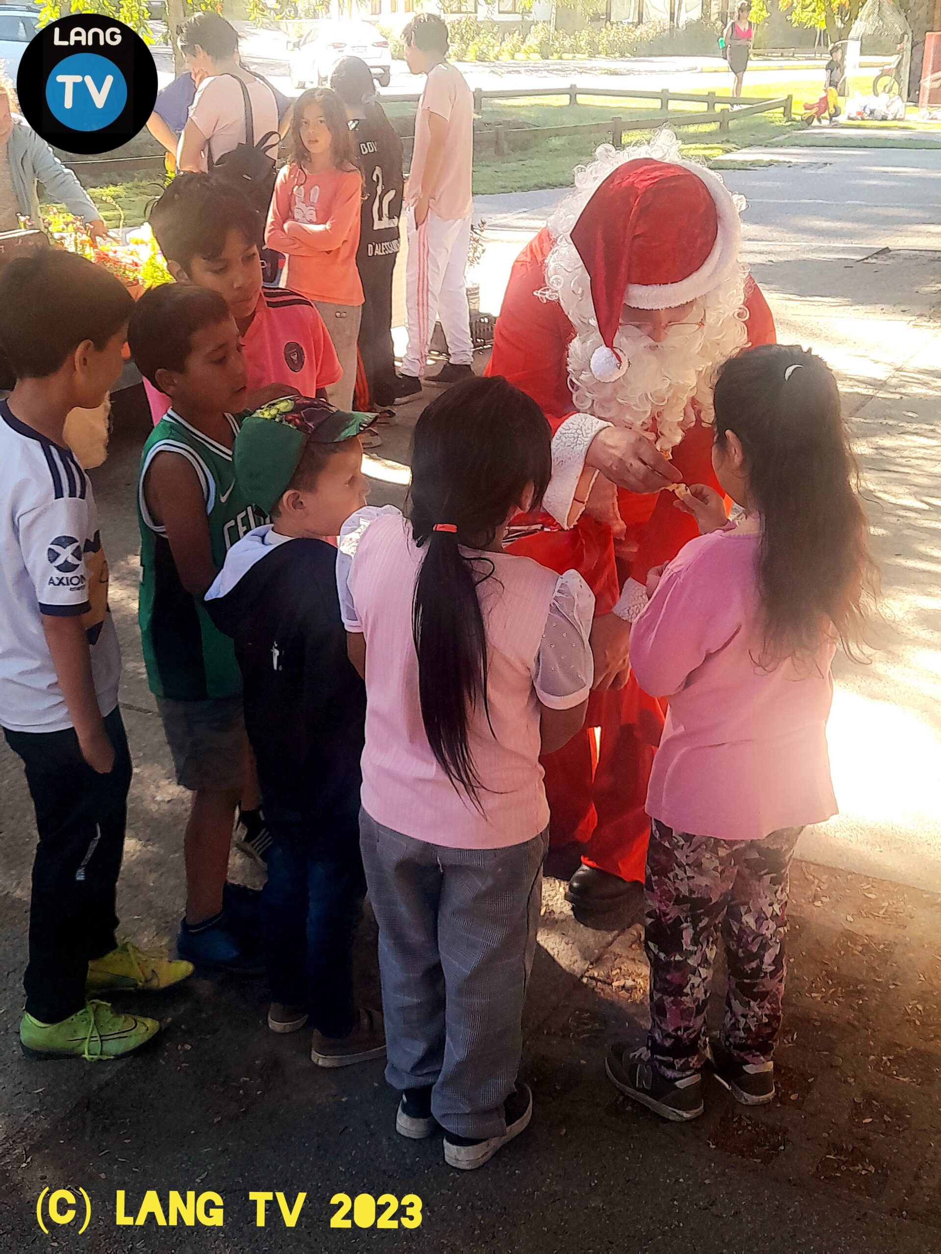 SOCIEDAD: PAPA NOEL LLEGO A LA ANGOSTURA