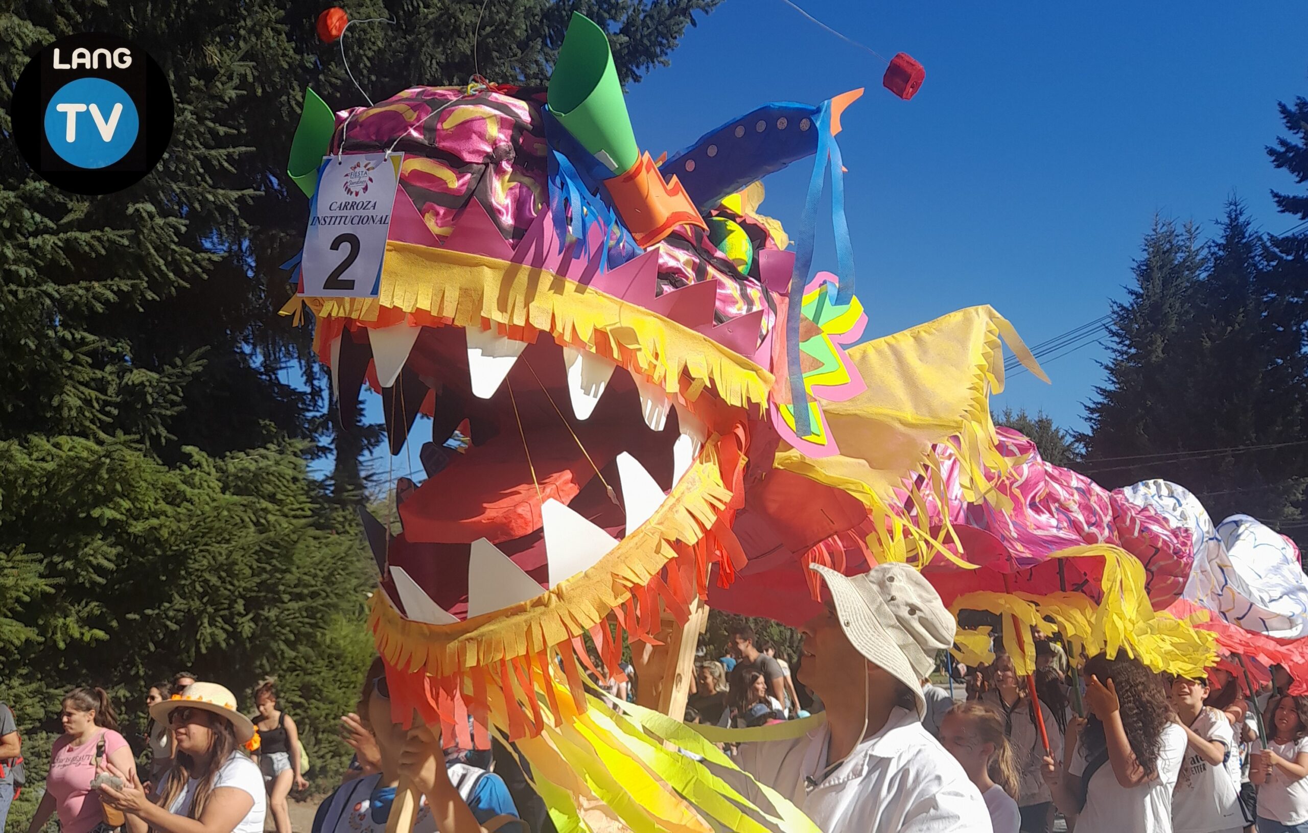 CULTURA: EL DESFILE DE CARROZAS EN LA FIESTA DE LOS JARDINES, TODA LA COMUNIDAD PRESENTE