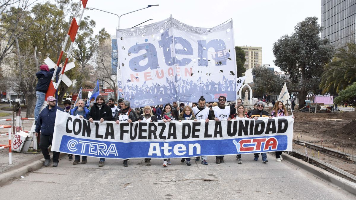 SOCIEDAD: PARO DOCENTE EN NEUQUEN, EN ANGOSTURA ESCUELAS VACIAS