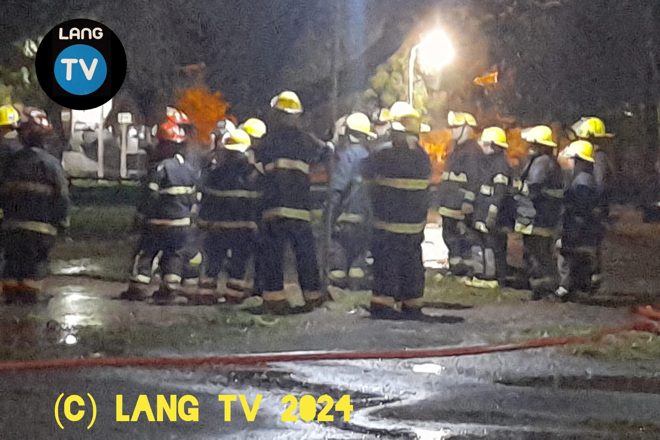 SOCIEDAD: BOMBEROS VOLUNTARIOS, ENTRENAMIENTO BAJO LA LLUVIA Y UN DIA DE PARO GENERAL