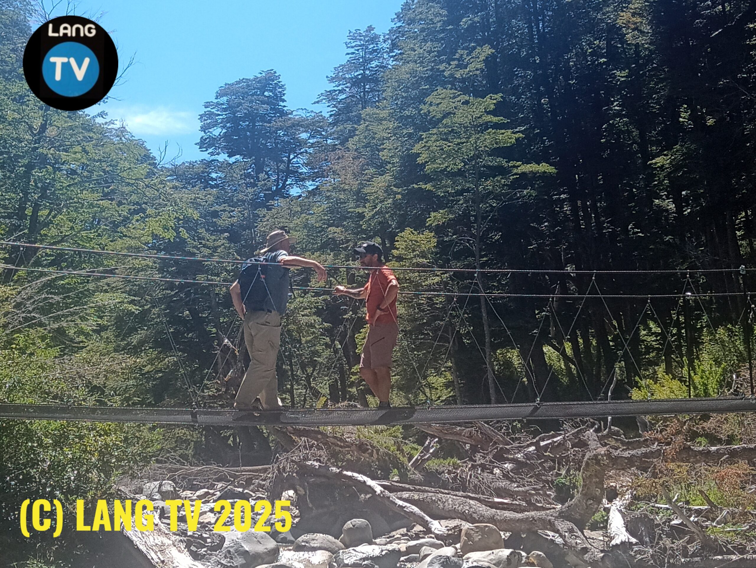 SOCIEDAD: HISTORICO, INAUGURAN PUENTE DE ACERO EN BAYO, CONSTRUIDO POR EL RATA DI LORENZO Y AMIGOS