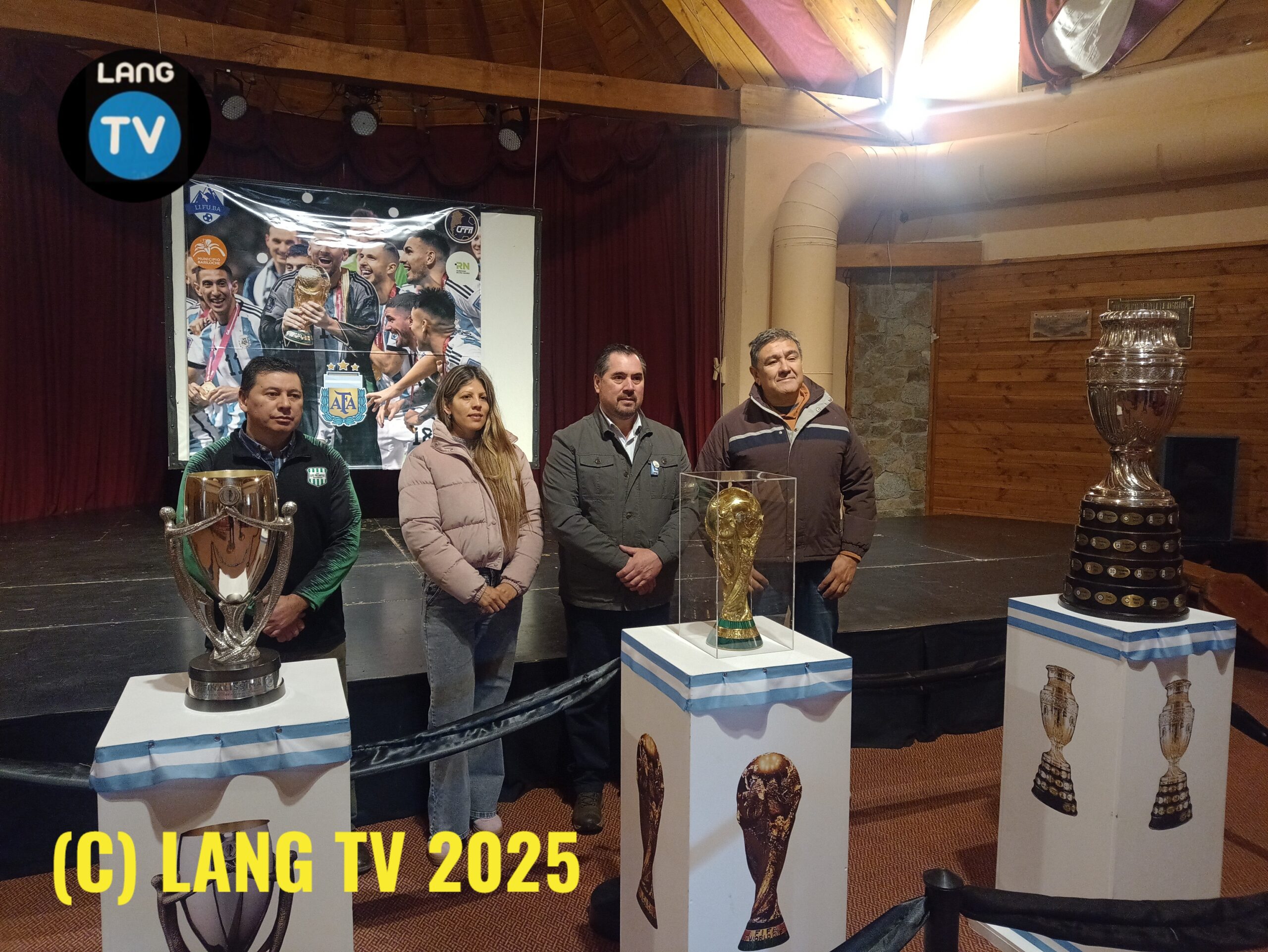 DEPORTES: MAREA ANGOSTURENSE PARA VER LAS COPAS DE LA SELECCIÓN