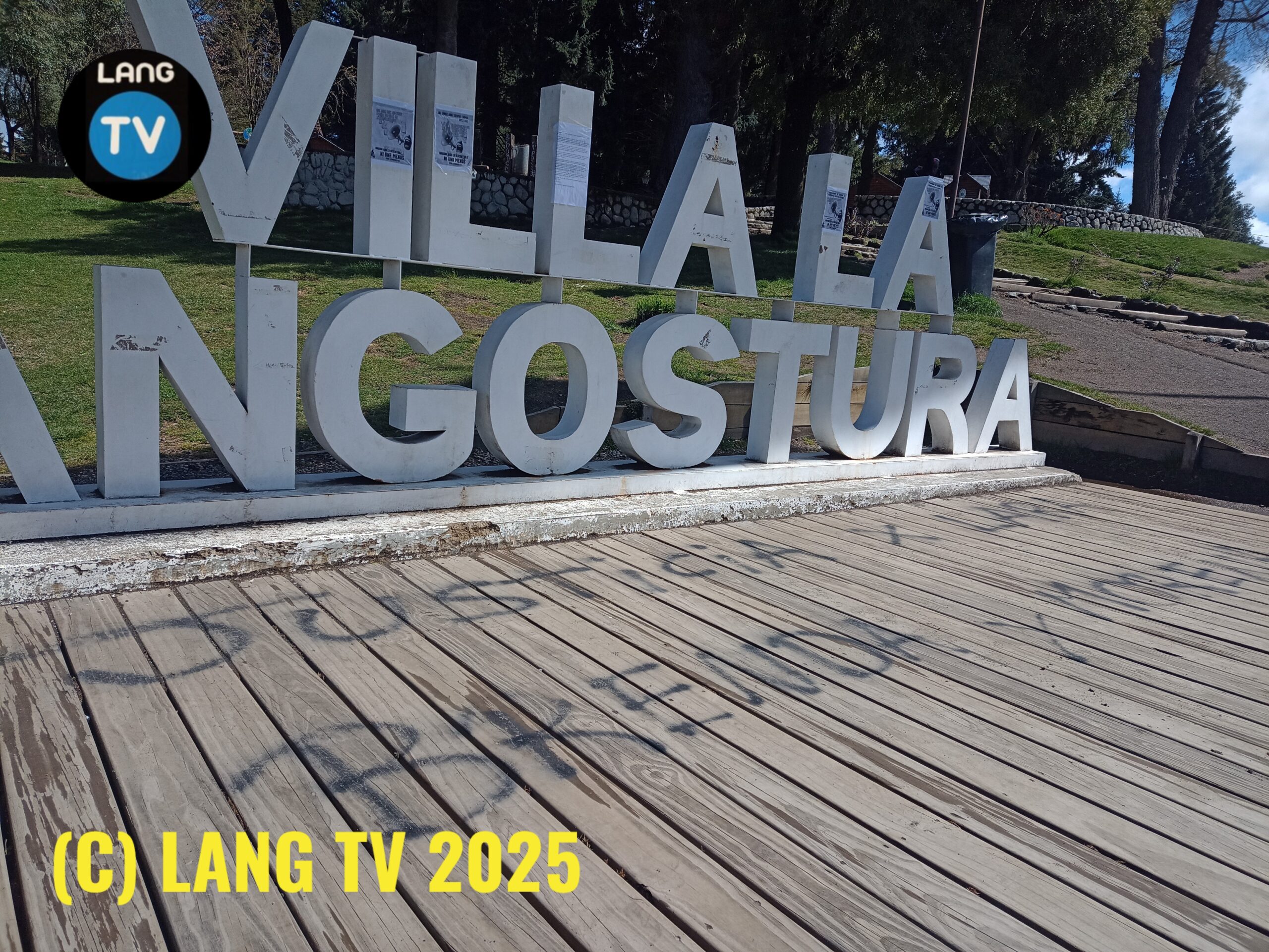 SOCIEDAD: FEMINISTAS VANDALIZAN CARTEL DE ANGOSTURA, LAS QUEREMOS VIVAS PERO NO ASI