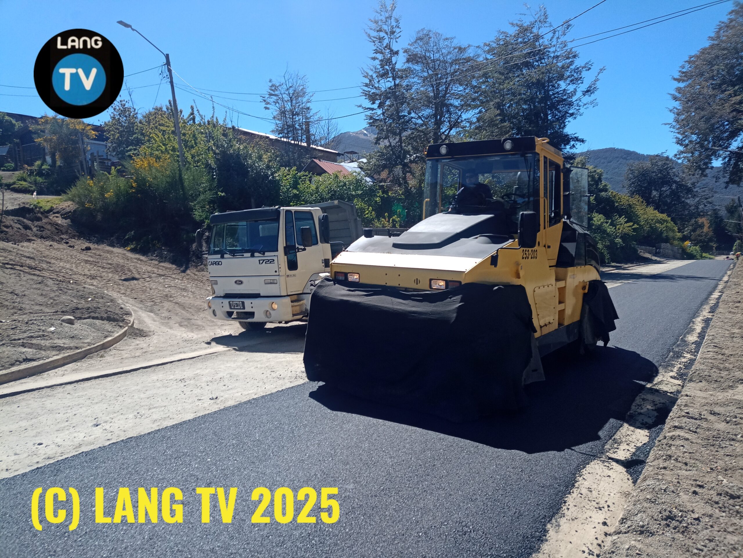 SOCIEDAD: COMENZO EL ASFALTADO DEL MALLIN