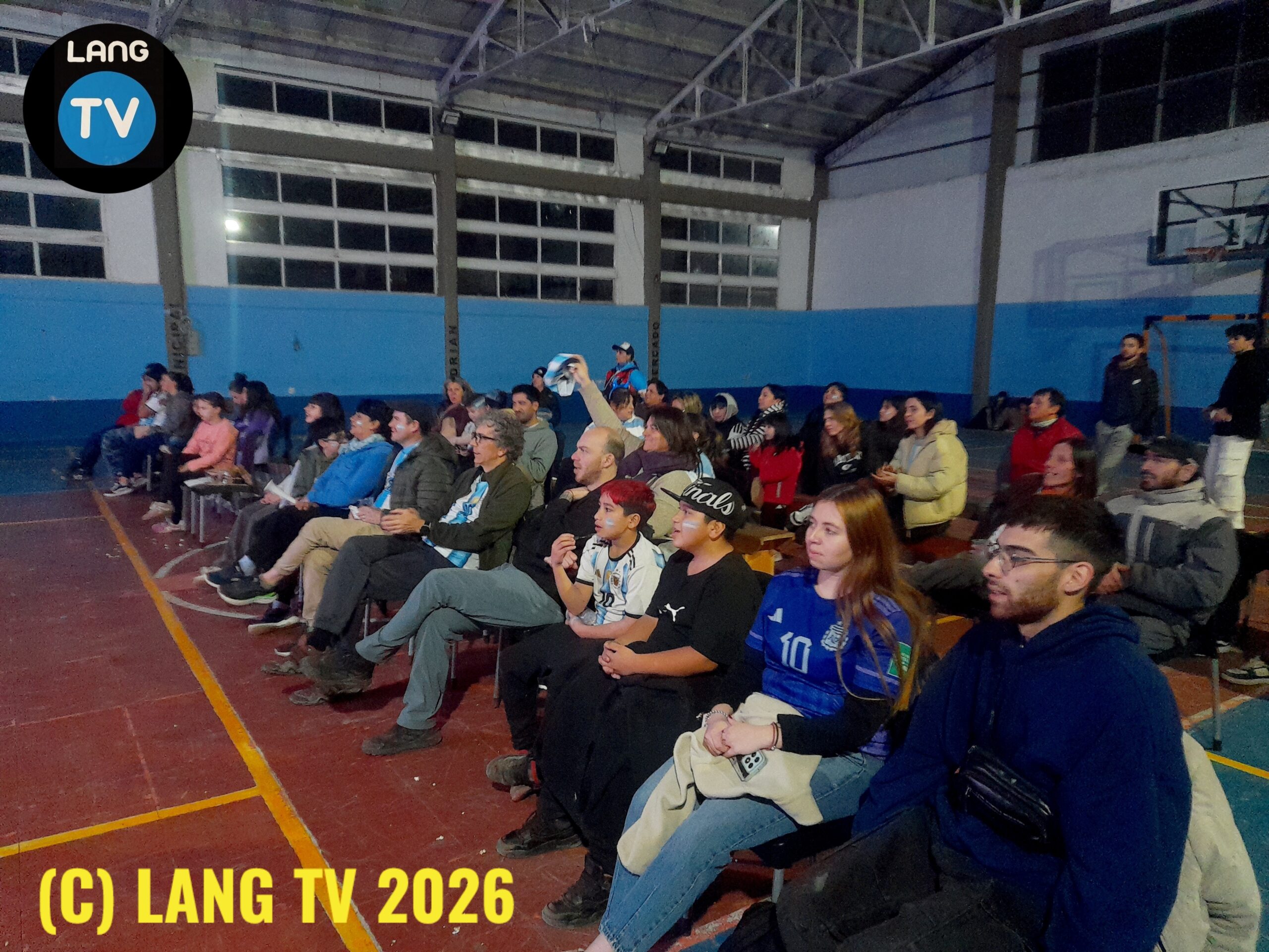 DEPORTES: COMENZO EL MUNDIAL PARA ARGENTINA Y ANGOSTURA SE VOLVIO CELESTE Y BLANCO