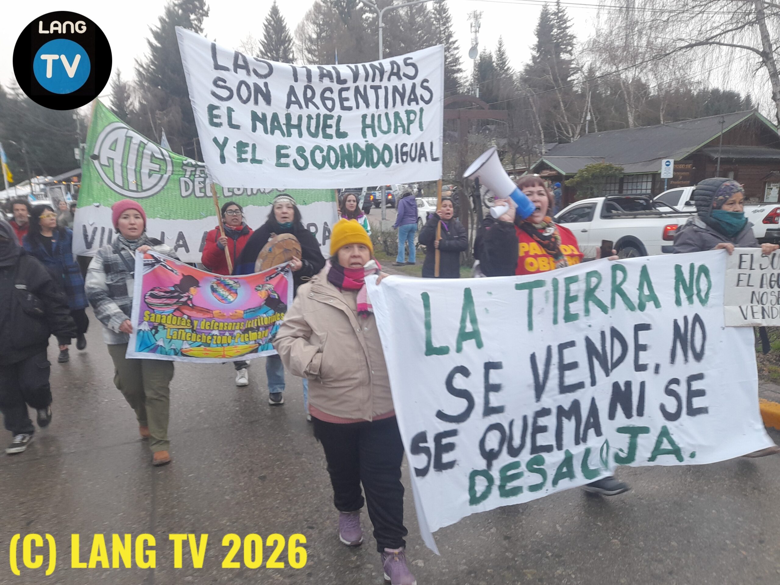 POLITICA: MIENTRAS EL SENADO TRATABA LA LEY DE INVIOLABILIDAD DE LA PROPIEDAD PRIVADA (SALIO POR 37 A 33) ARGENTINA Y ANGOSTURA MARCHABAN EN CONTRA