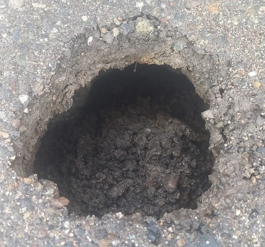 SOCIEDAD: TERRIBLE POZO FRENTE A JARDIN FRUTILLITAS, PERSONAL PONE BALIZA IMPROVISADA PARA EVITAR ACCIDENTES
